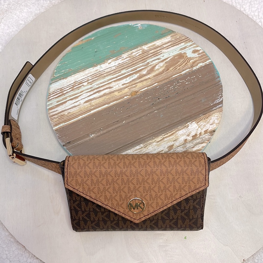 MICHAEL KORS Logo Monogram Envelopes Belt Bag | Brown Signature Logo - Picture 3 of 9